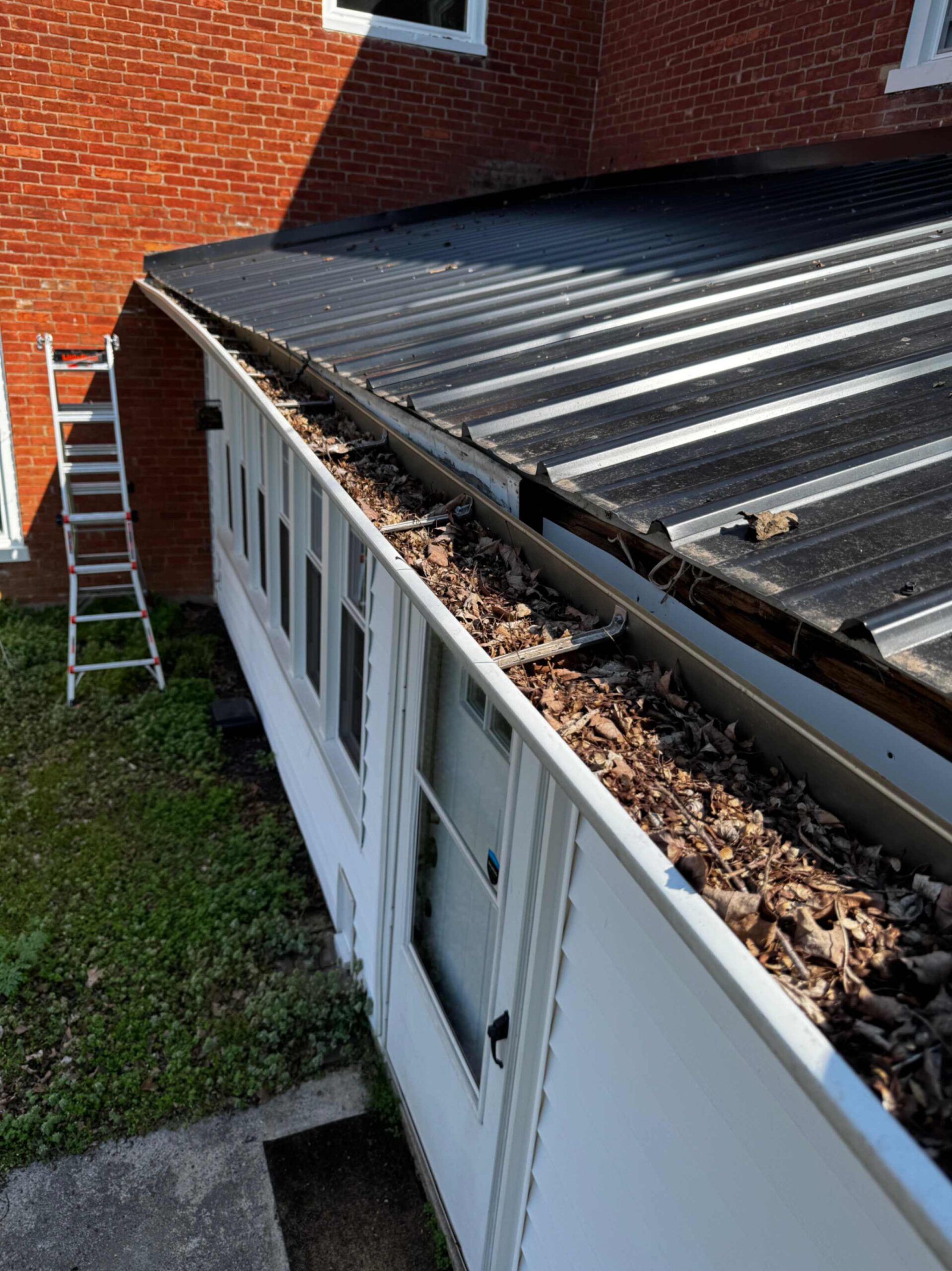 Honeydew Services team clearing gutters safely in Kentucky