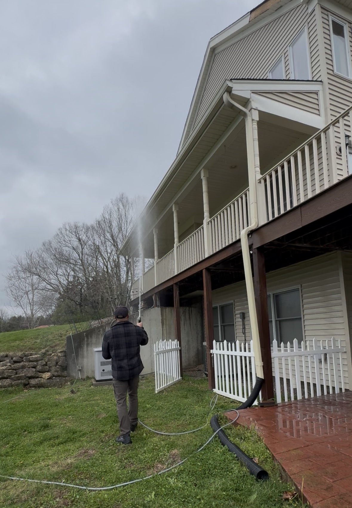 House washing service cleaning siding in Elizabethtown KY