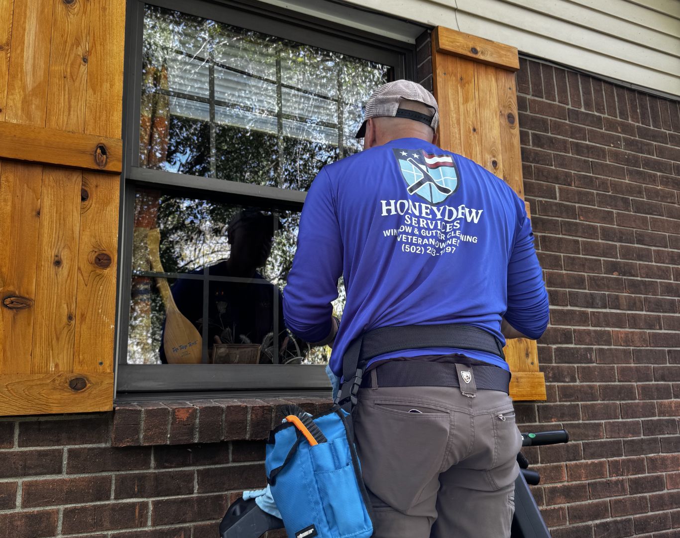 Professional Window Cleaning Service in Cecilia, KY for clean residential windows