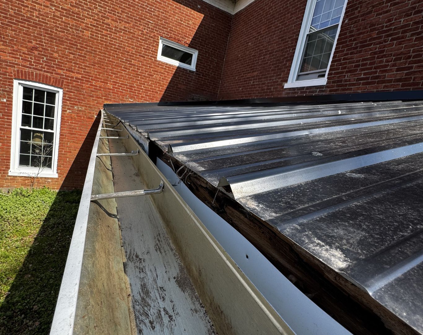Gutter Cleaning Service near me for homes and businesses